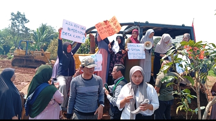 Para Petani Hadang Buldoser, Protes Penggusuran Sepihak oleh PT Bukit Jonggol Asri